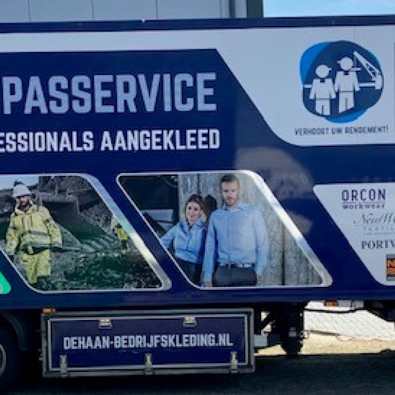 Op pad met de mobiele pasbus van De Haan Bedrijfskleding & Techniek